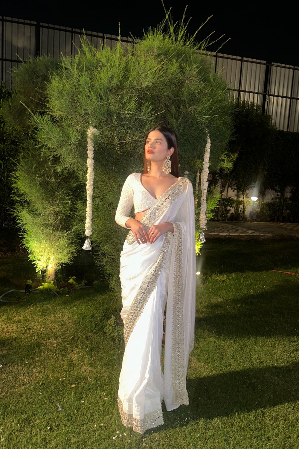 White Maastani Mulmul Saree by Imagine By Shiwali, lightweight pure mulmul fabric, shown without blouse.