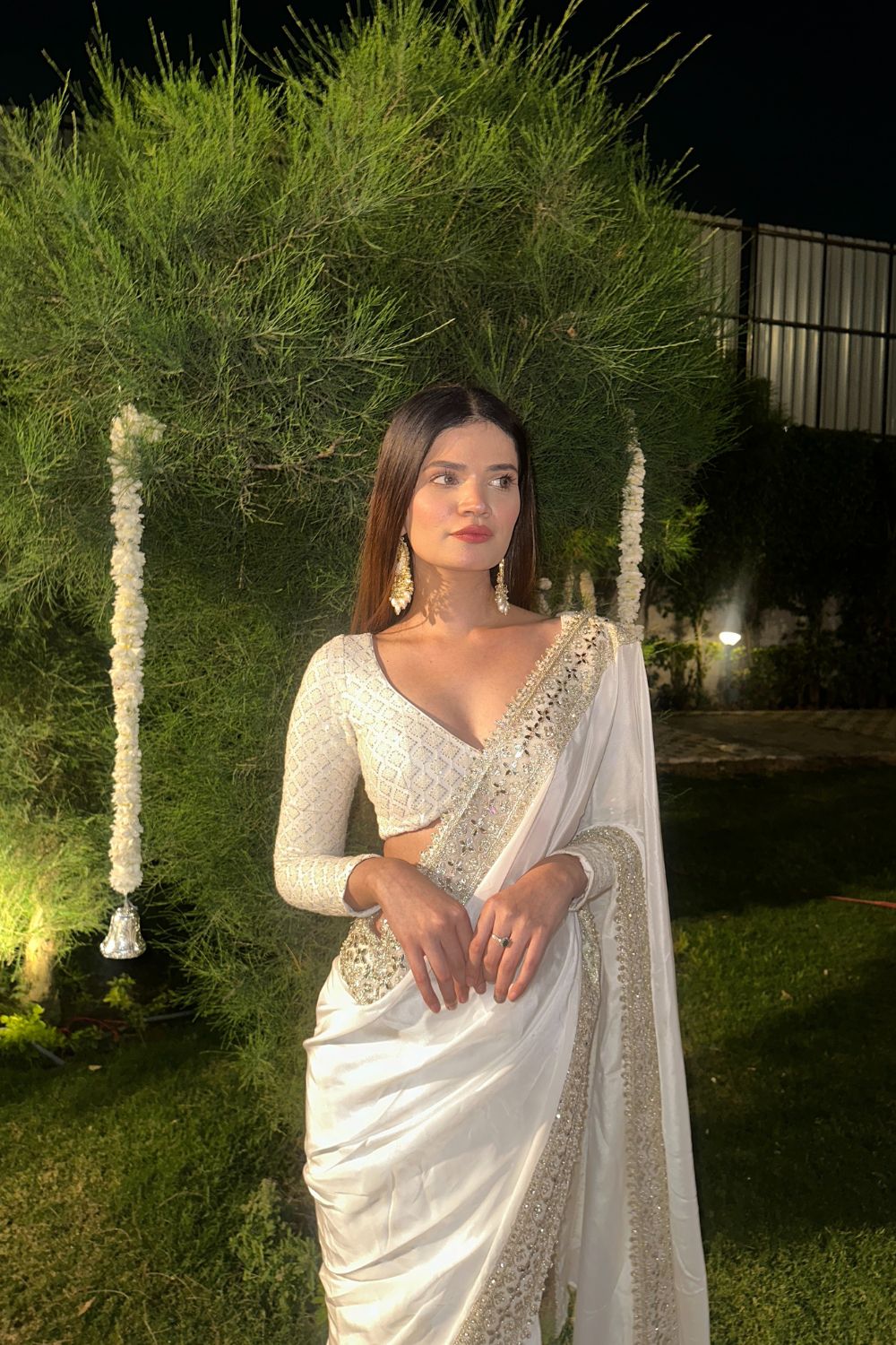 White Maastani Mulmul Saree by Imagine By Shiwali, showcasing lightweight, pure mulmul fabric without blouse.